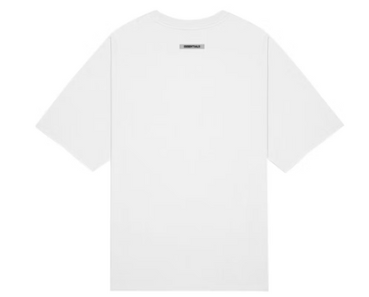 Camiseta Fear of God Essentials con silueta cuadrada y logotipo de silicona 3D en color blanco