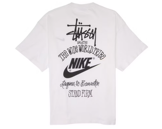 Camiseta Nike x Stussy The Wide World Tribe en color blanco